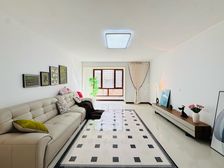 一楼带院 出门新保师 !鑫和花园 小高层南北通透三室