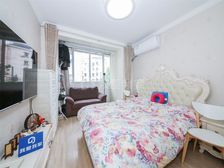 精装修中间楼层一室半,小区花园位置,通勤方便D铁房