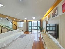 带阁楼,带露台,有带产权车位,还是高区四房。