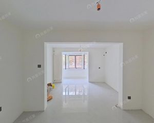 新上,小关北里一层精装两居,近地铁仅契税,前后不临街