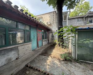 西城新街口藕芽胡同南向底层六居室 130平简装住宅