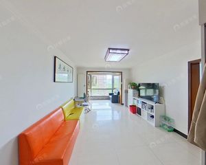 三面宽三居两卫自住装修,中间层,隔壁就是南海子公园,诚心出售