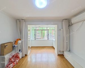 新上!安贞门环宇荟旁低楼层南北两居室,精装修全新小区。