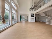 落座于森林里的美式独栋别墅花园邻水