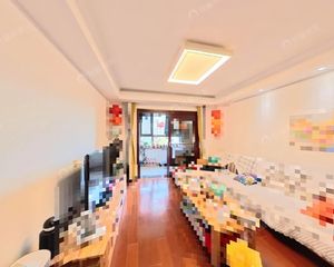 南北通透三居室,满五v1,有车位,中心位置,近地铁和购物医院