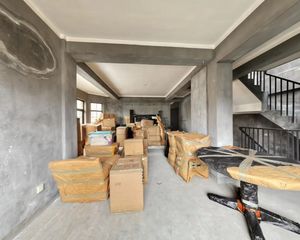 半岛华府联排别墅,东边套,大花园,位置佳,纯毛坯,可自由装修