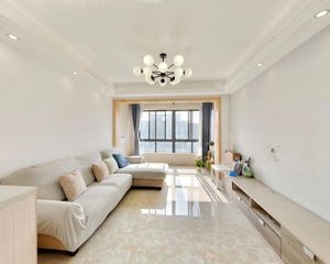业主自住装修,保养很好,西边套,视野好