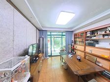 有花园带水井,世博标杆,多层一梯两户,小区中间位