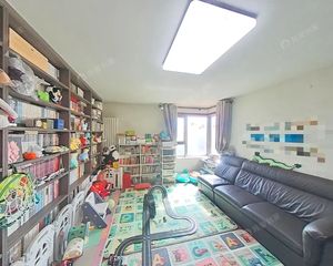 新上大两居室,高楼层,视野好,楼下就是地铁,出行很方便!!!