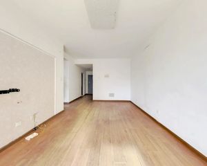 急卖,地鉄口,东南朝向套二,采光视野好,价格可谈,绿地468