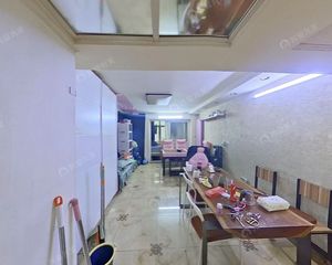 老少皆宜楼层,采光好,房本面积外10平米阳台,还有天井也可用