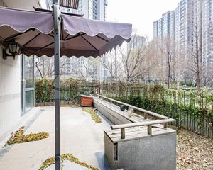 观湖国际 长猫了,这是一层的加分项 小可爱有好大室外活动区