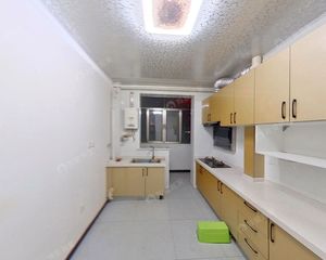 酒仙桥高家园小区价格落地的两居室,随时看房有钥匙