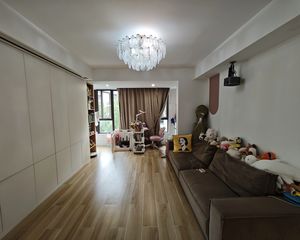 绿地东方公馆4室2厅2卫南朝向380.0万元/套出售