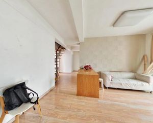 电梯顶跃带露台 南北的阳台视野好都没有遮挡
