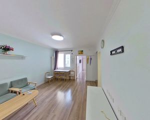 北河沿小区·楼龄新 中间楼层 精装修 带客厅