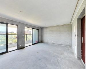 东腾璟庭 118平的四开朝南 中底楼层 前面是河