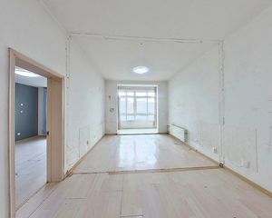 天露园一区,中间位置层高3.1米,户型方正,有钥匙随时看