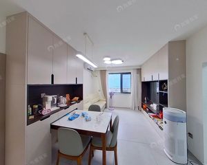 30个精装修 电梯房 三居室 带大客厅 有钥匙 老业主的房子