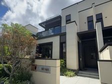 预算不多想买别墅的看过来,5层实用600平,高尔夫球上的别墅