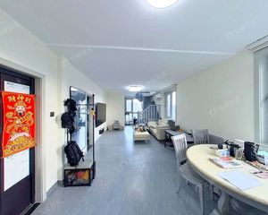 地铁旁 电梯大复式 首付72万可得(50万装修 没怎么住)