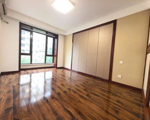 精品洋房,赠送地下车位,地下室 不临街不把边 采光好 户型好