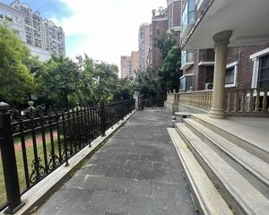 凤翔中学 底复带花园 带两个车位 使用面积280平 裕丰英伦