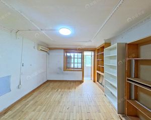 惠新西街南口地铁旁 中间层南北两居 车位充足 诚意卖有钥匙
