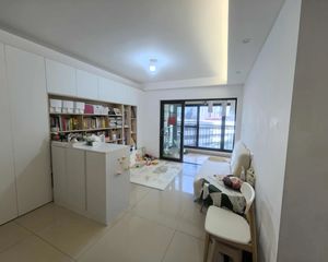 万科广场,次新小区,奶白风三房,拎包入住,接送方便