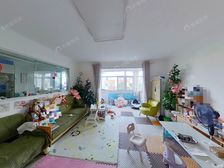 新上大四居 面宽7米多的大客厅 新装修两年 小区中心位置