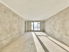 市政府旁,绿地洋房底跃带花园,园区中间,带车位随时看房