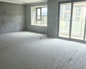 绿地东方公馆4室2厅2卫南朝向365.0万元/套出售