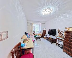 中纺里新上苏式建筑,层高3.3米,两室一厅,满五,有钥匙