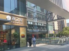天鹅湖东路与齐云山路交口 可以重餐饮 不限业态 特价出售