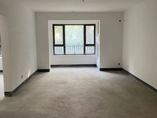 龙湖天辰新出125平一楼带地下室 70平方 非常实用 有钥匙