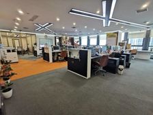 万博地铁口旁 豪华装修带家具400方 正对电梯口 4加1格局