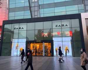 新上 国贸单价仅5万 层高9米已隔两层 临街把角30米展示面