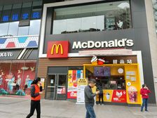 商场大门口(麦当捞)年租20万,和星巴克当邻居,三天过户