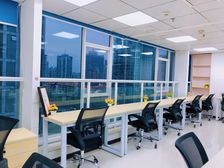 落地大窗!天河市中心办公室。50平出租精装包水电网络家私空调