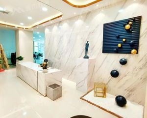 孵化园地铁口奥克斯广场精装带家具双面采光 户型方正