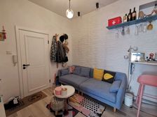 二楼,两室带客厅,精装修拎包入住,大院停车带小房,急售