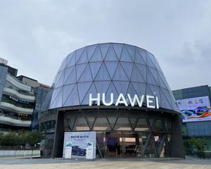 低价捡大漏!大悦城门口(华为)年租50万,360度广告面