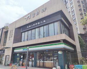 低价急售(全家超市)年租14万,转角口岸,全玻璃展示面。