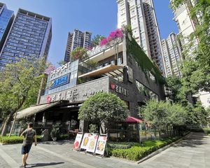 单价4千多(老牌川菜 年租220万)65米展示面 十万人常住
