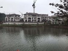 轨道边天然湖景小区,联排别墅送前后100多平花园 业主急卖