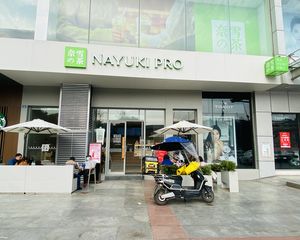 商场大门口(奈雪的茶)年租15万,和星巴克做邻居,超大外摆