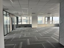 实拍泰富广场365平东南角3隔间大工区带形象墙密码锁拎包入住