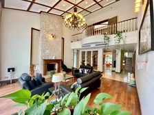 双面临河,花园占地三亩,豪华装修,拎包入住