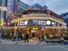 包税,年租28万起,火锅店带400平露台使用,双证齐全无抵押