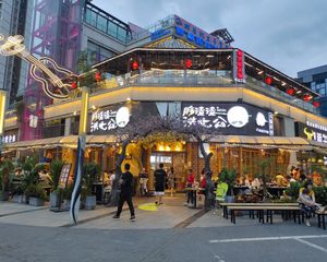包税,年租28万起,火锅店带400平露台使用,双证齐全无抵押